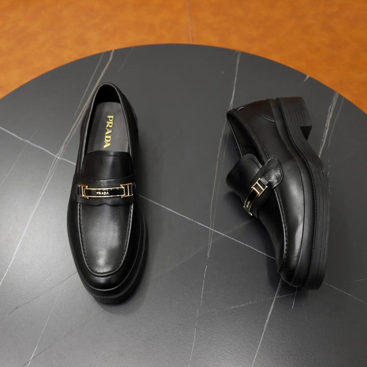 Men's shoes: 540💰🙅‍♂️🙅‍♂️🙅‍♂️ Brand: PRADA Standard code: Men's code 38-44 (45 can be customized) Grade: Same style as the official website Original order quality Material: Original cowhide surface Comfortable sheepskin lining Original outsole Style category: Men's fashionable casual leather shoes Distinguished big-name luxury elements Top luxury Color: actual picture color